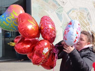 Valentine's Day heart balloons on Széll Kálmán tér - Budapest-stock-foto