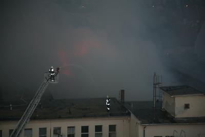 Használaton kívüli épület gyulladt ki Budapesten-stock-foto
