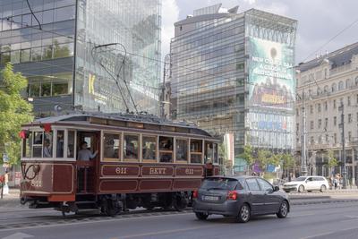 Historic tram in Budapest-stock-foto