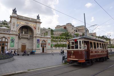 Historic tram in Budapest-stock-foto