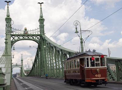 Historic tram in Budapest-stock-foto