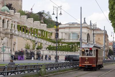 Historic tram in Budapest-stock-foto