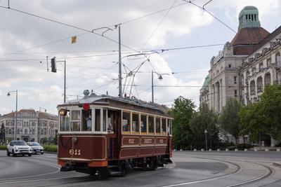Historic tram in Budapest-stock-foto