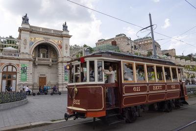 Historic tram in Budapest-stock-foto