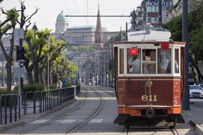 Historic tram in Budapest-stock-foto