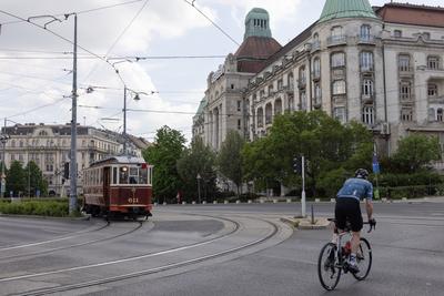 Historic tram in Budapest-stock-foto