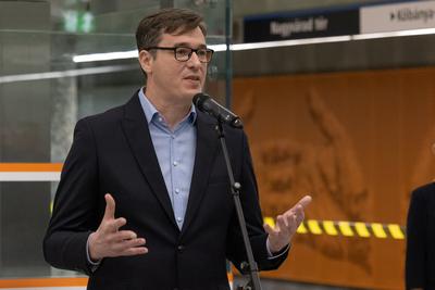 M3 underground line partial restart press conference in Budapest-stock-foto