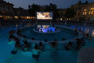 CineSpa in Szechenyi Bath in Budapest-stock-foto