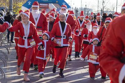 Santa Run in Budapest-stock-foto