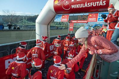 Santa Run in Budapest-stock-foto
