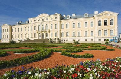 Formal gardens and Baroque style Rundales Palace (Rundales Pils), designed by Bartolomeo Rastrelli, built in 18th Century for Ernst Johann von Buhren, Duke of Courland, Zemgale near Bauska, Latvia, Baltic States, Europe-stock-photo