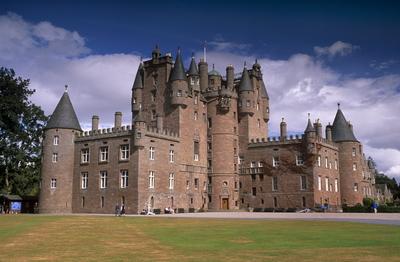 Glamis Castle, childhood home of the late Queen Elizabeth the Queen Mother, Glamis, Angus, Scotland, United Kingdom, Europe-stock-foto