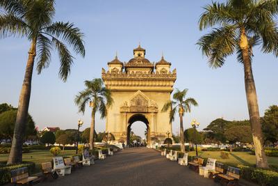 Patuxai Victory Monument (Vientiane Arc de Triomphe), Vientiane, Laos, Southeast Asia-stock-photo
