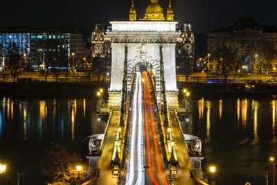 Lánchíd éjszaka fénysávval szemből-stock-foto