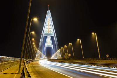 Megyeri híd éjszaka fénysávval szemből-stock-foto