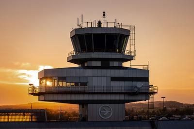 Repülőtéri irányítótorony a naplementében-stock-foto
