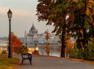 Autumn cityscape with Parliament, Hungary-stock-foto