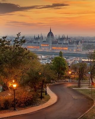Autumn cityscape with Parliament, Hungary-stock-foto