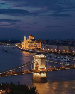 Autumn cityscape with Parliament, Hungary-stock-foto