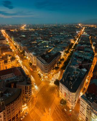 Budapest night streetscape-stock-foto