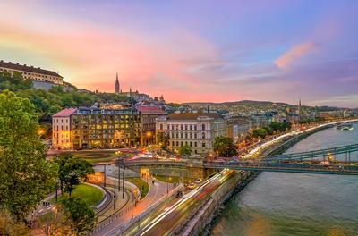 A part of Budapest. Adam Clarck Square,-stock-foto