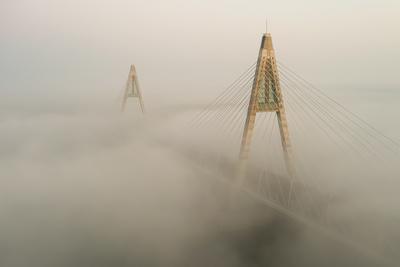 Foggy sunrise at Megyeri bridge. The Megyeri bridge is located on the northern border of budapest. A part of M0 ring road.Drive carefuly when the weather is misty.-stock-foto