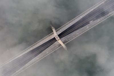 Foggy sunrise at Megyeri bridge. The Megyeri bridge is located on the northern border of budapest. A part of M0 ring road.Drive carefuly when the weather is misty.-stock-foto