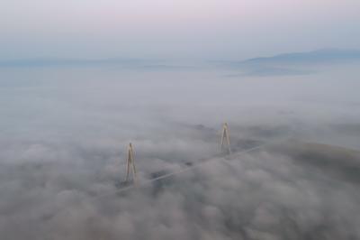 Foggy sunrise at Megyeri bridge. The Megyeri bridge is located on the northern border of budapest. A part of M0 ring road.Drive carefuly when the weather is misty.-stock-foto