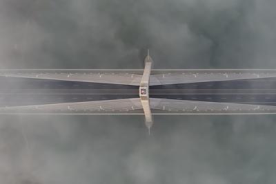 Foggy sunrise at Megyeri bridge. The Megyeri bridge is located on the northern border of budapest. A part of M0 ring road.Drive carefuly when the weather is misty.-stock-foto