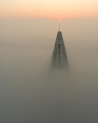Foggy sunrise at Megyeri bridge. The Megyeri bridge is located on the northern border of budapest. A part of M0 ring road.Drive carefuly when the weather is misty.-stock-foto