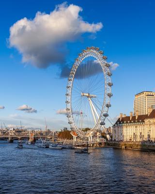 11.07. London, UK, London, The London eye with spiral handrail-stock-foto