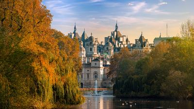 Autumn cityscape about London from St. James park-stock-foto