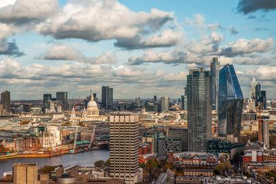 The Coca-cola London eye with perspective. Fantastic view, colorful autumn trees and blue sky with clouds.-stock-foto