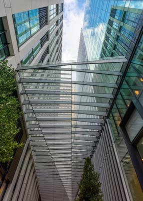 Lookup photo with a skyyscraper-stock-foto