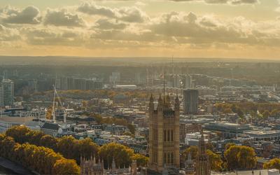The Coca-cola London eye with perspective. Fantastic view, colorful autumn trees and blue sky with clouds.-stock-foto