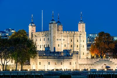 tower of London in blue hour-stock-foto