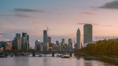 Vauxhall riverside with during costructiing skyscrapesrs-stock-foto