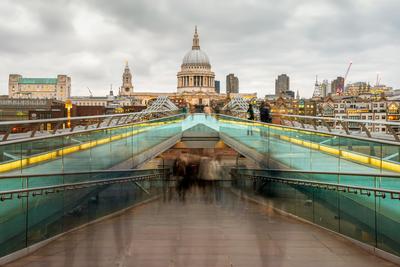 Millenium bridge with St. Pauls cathedral-stock-foto