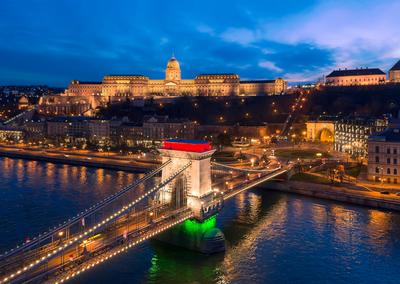 Europe Hungary Budapest Decorated Szechenyi Chain bridge-stock-foto