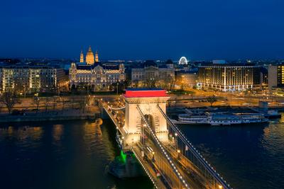 Europe Hungary Budapest Decorated Szechenyi Chain bridge-stock-foto