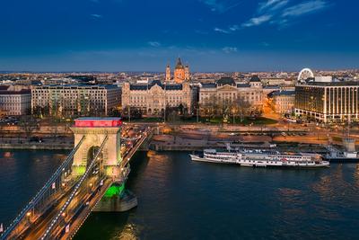Europe Hungary Budapest Decorated Szechenyi Chain bridge-stock-foto