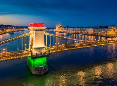 Europe Hungary Budapest Decorated Szechenyi Chain bridge-stock-foto