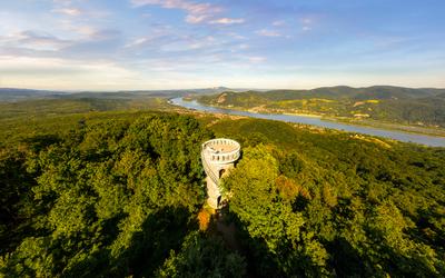 Julianus lookout tower in Danube bend Hungary.-stock-foto