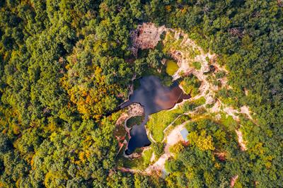 Flooded ancient stone quarry in Hungary near Sarospatak-stock-foto