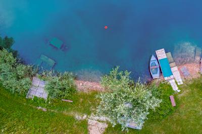 Erdokertes trout lake with broken car-stock-foto