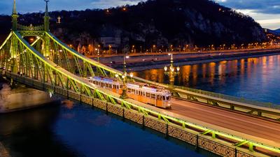Light tram in Budapest Liberty bridge-stock-foto