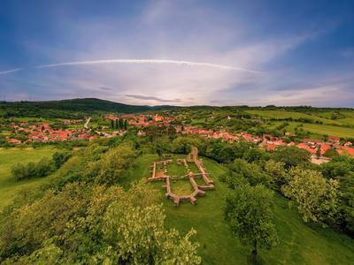 Schlosberg temple riuns in Macseknadasd Hungary-stock-photo