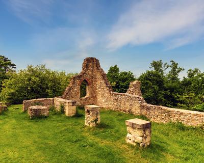 Schlosberg temple riuns in Macseknadasd Hungary-stock-photo