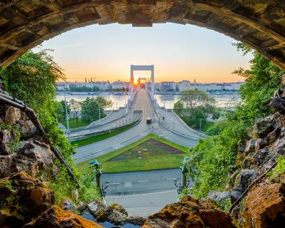 Budapest city scape with Erzsebet bridge-stock-foto