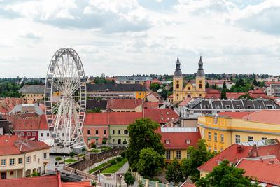 Part of Eger citty with Ferris wheel-stock-foto